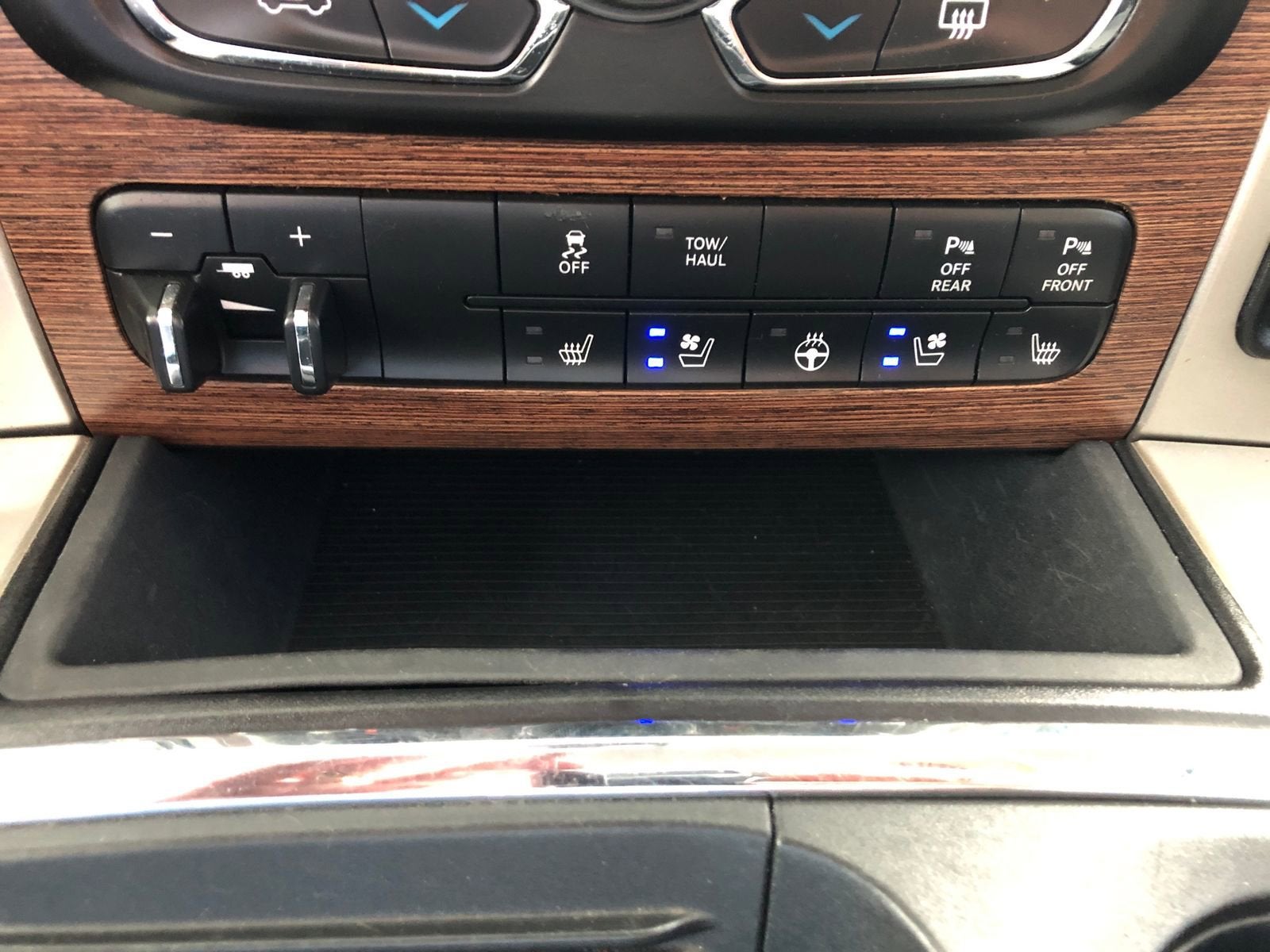 2017 RAM 1500 Laramie Crew Cab 4x4 5'7" Box
