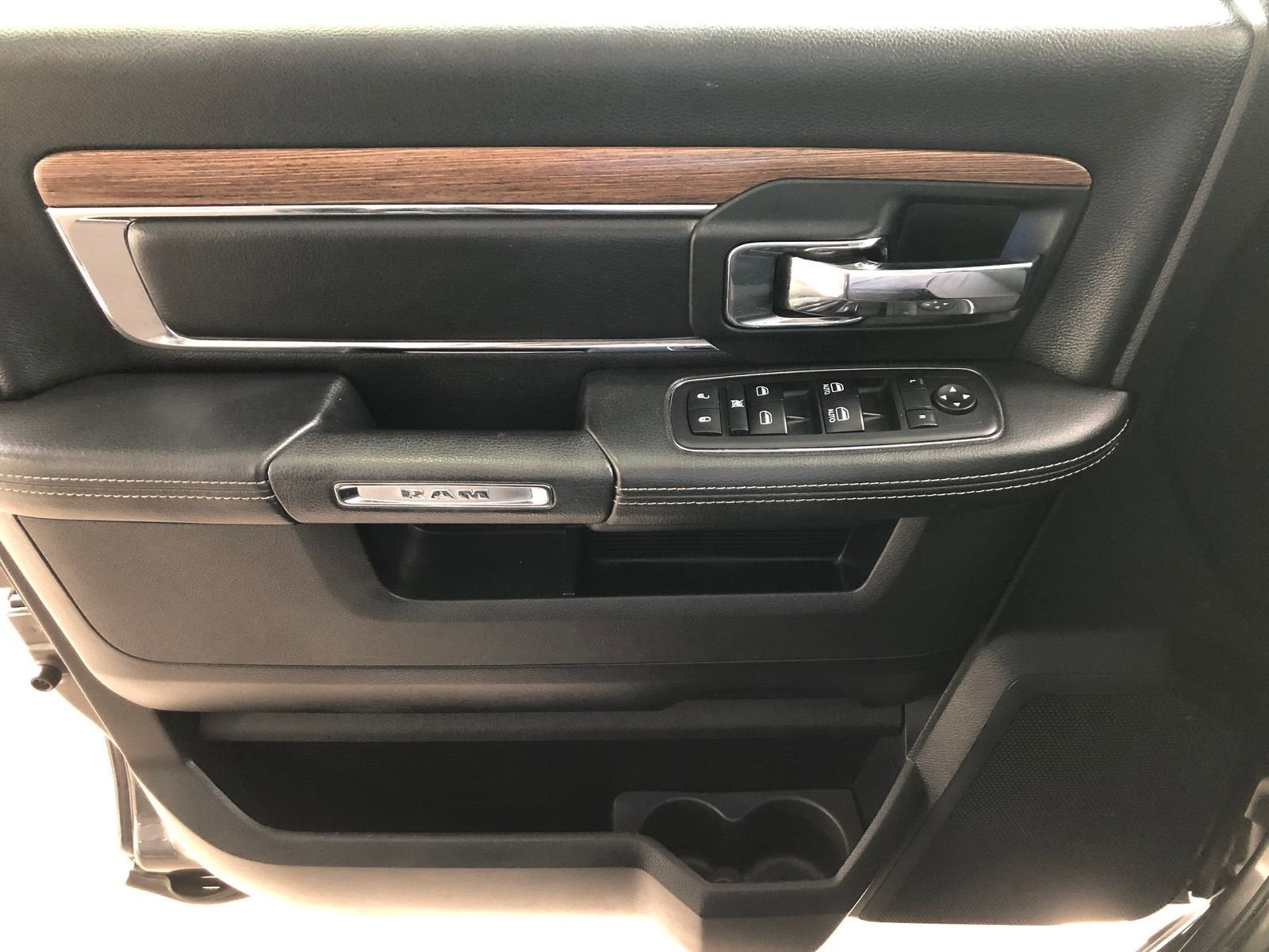 2017 RAM 1500 Laramie Crew Cab 4x4 5'7" Box